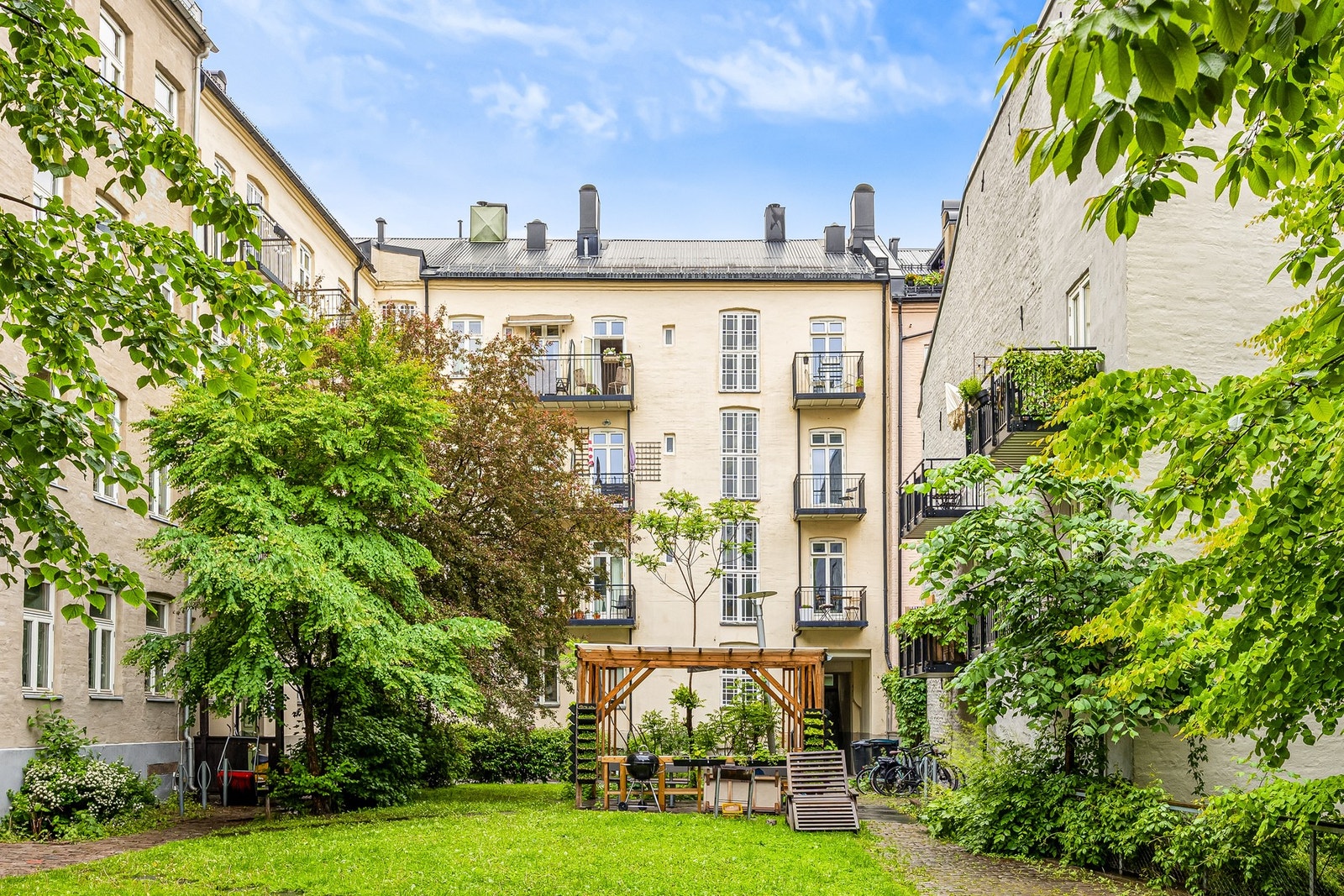 Leiligheten ligger tilbaketrukket til i rolig sidegate, med herlig bakgård til beboerne. Galleribilde