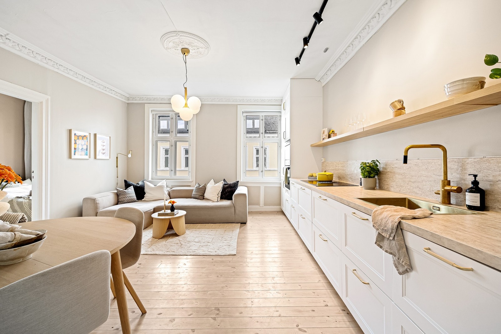 Leiligheten byr på den perfekte kombinasjonen av klassiske detaljer som stukkatur, rosett, store vinduer med dype karmer og god takhøyde, samtidig som leiligheten ble vesentlig pusset opp i 2022. Galleribilde
