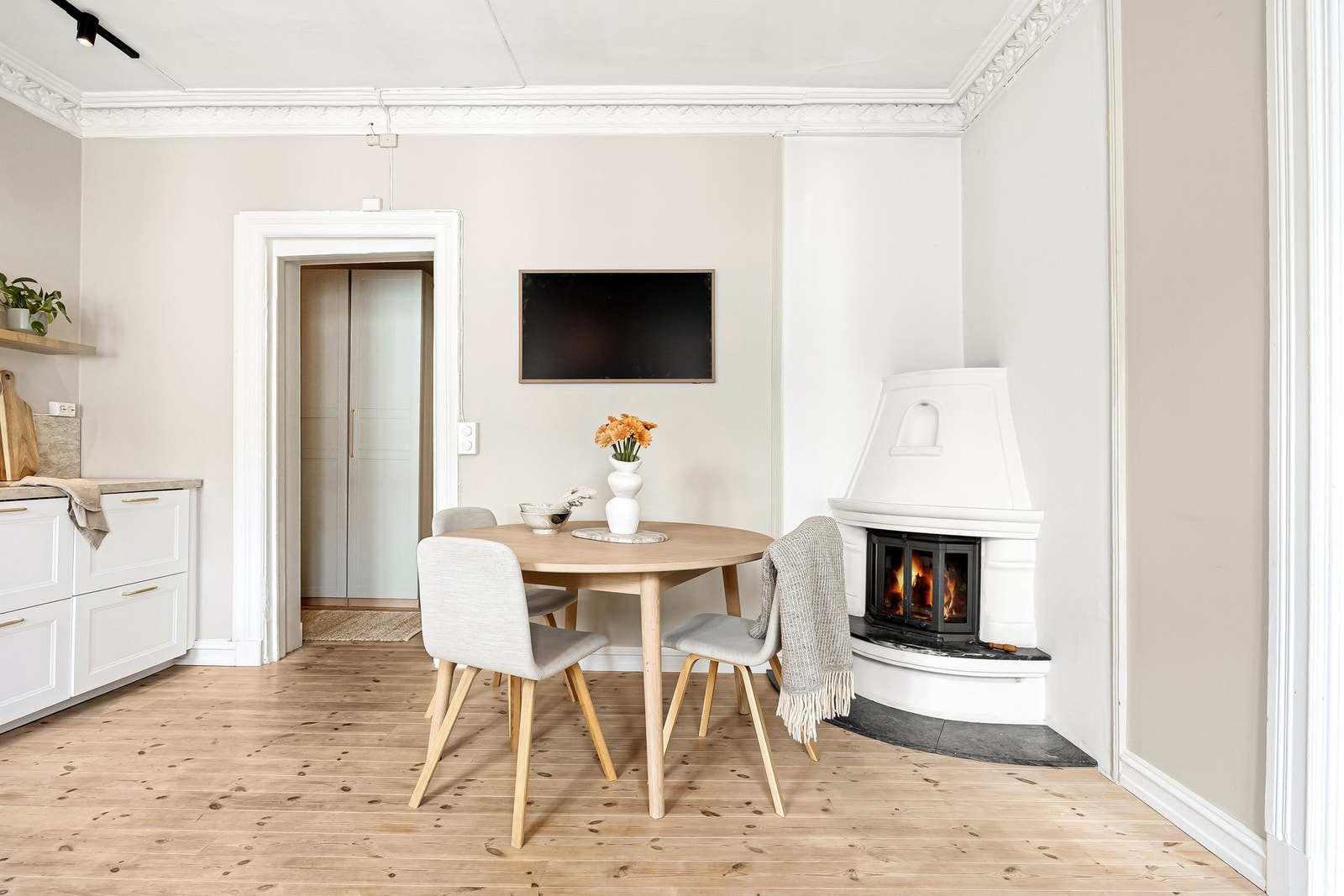 Her er det plass til både sofagruppe og spiseplass, og den murede hjørnepeisen tilfører rommet en lun og karakterfull kvalitet. Galleribilde