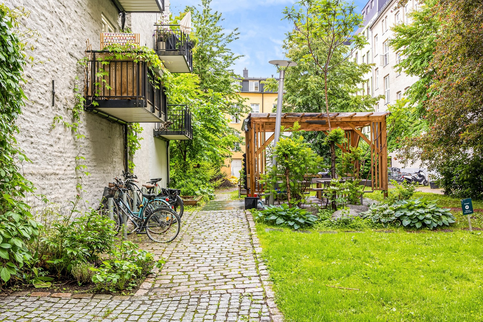Borettslaget har pent opparbeidet bakgård med gressplen, trær, prydbusker og diverse beplantning. Galleribilde