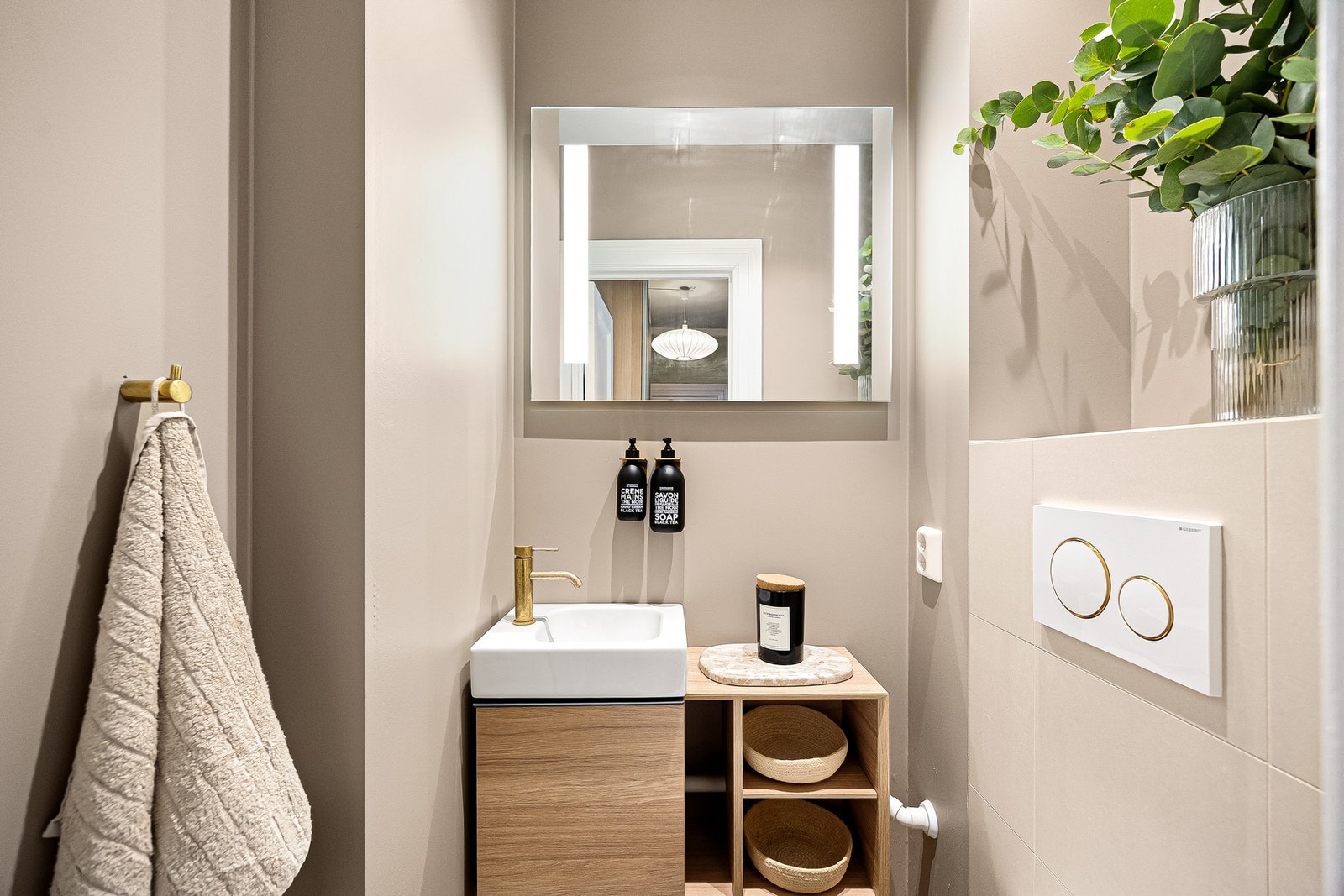 Badet har mikrosement på gulv og vegger, og er oppgradert med nytt servantbatteri, skap, dusj, speillampe, dusjvegg og hyller. Galleribilde
