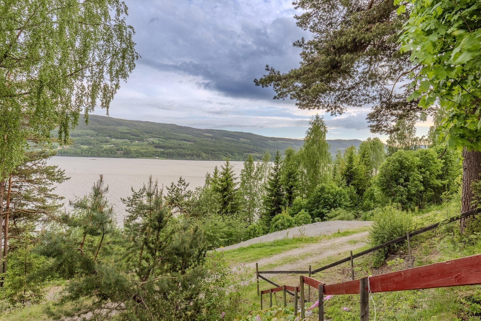 Eiendommen har en attraktiv beliggenhet nær Randsfjorden, med flotte rekreasjonsmuligheter og naturskjønne omgivelser. Galleribilde