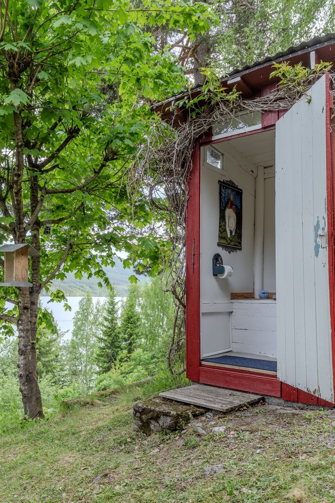 Utedo som understreker det enkle hyttelivet, flott plassert i naturskjønne omgivelser på eiendommen. Galleribilde