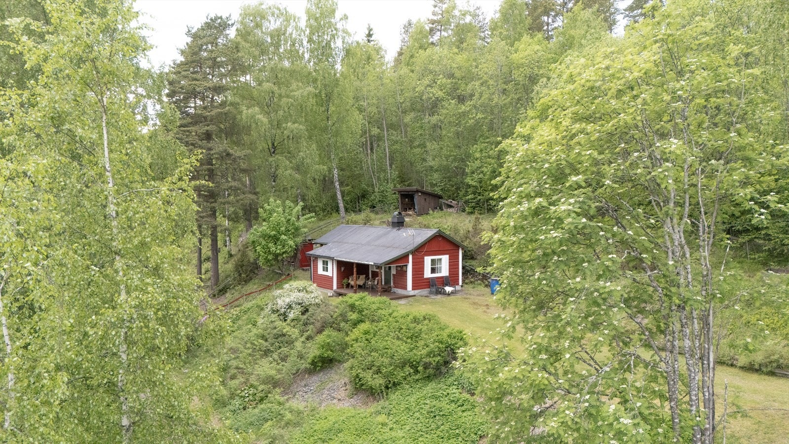 Flott opparbeidet tomt med nivåforskjeller som skaper et spennende uterom, knyttet sammen med trapper og stier. Galleribilde