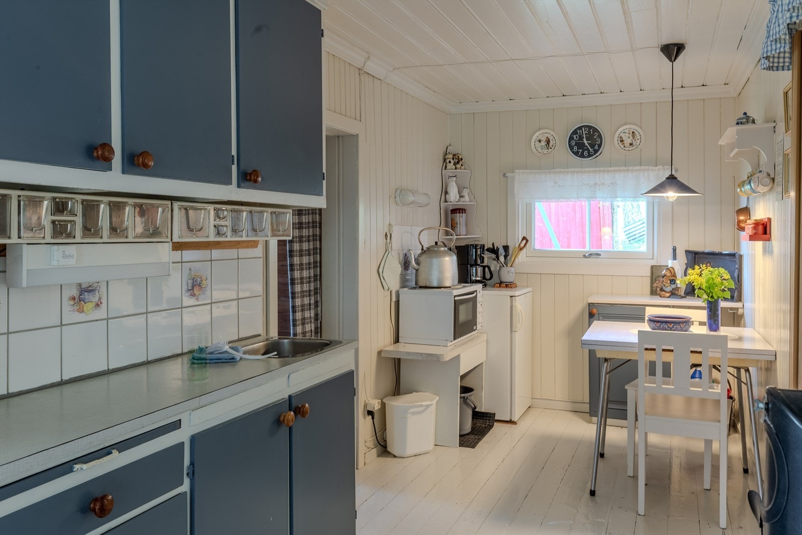Sjarmerende, eldre kjøkkeninnredning som harmonerer godt med hyttas stil og dekker behovet for enkel matlaging. Galleribilde