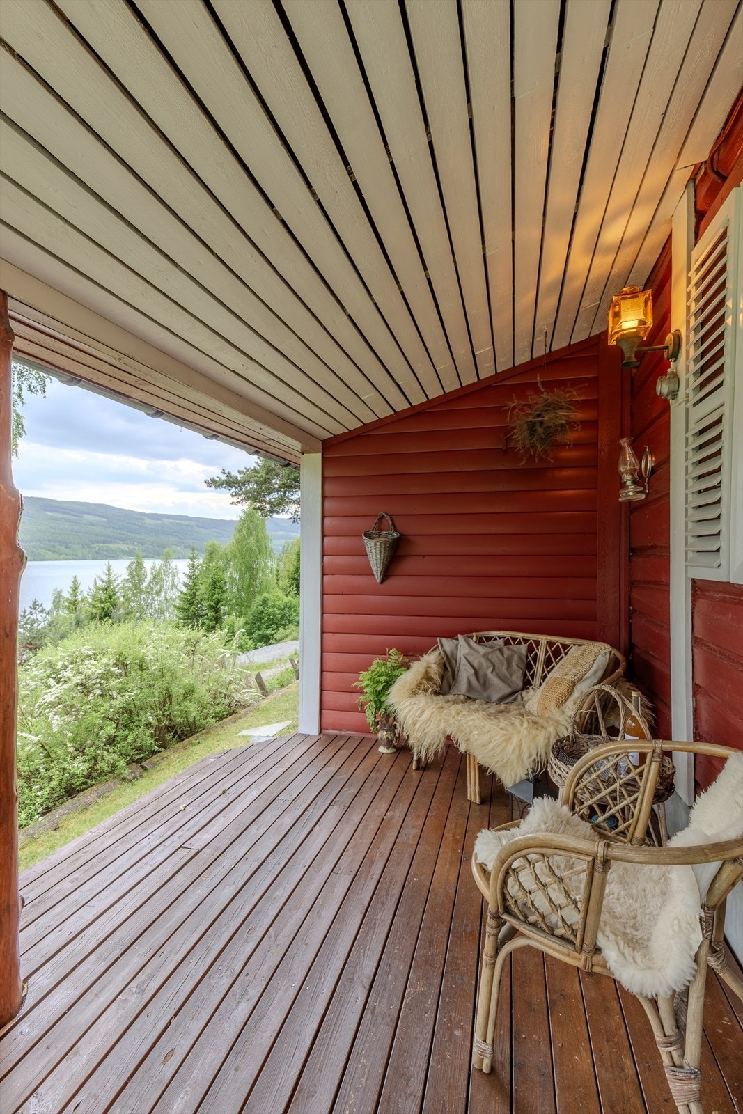 Terrassen har en flott utsikt mot naturen og Randsfjorden, med plass til møblering. Galleribilde