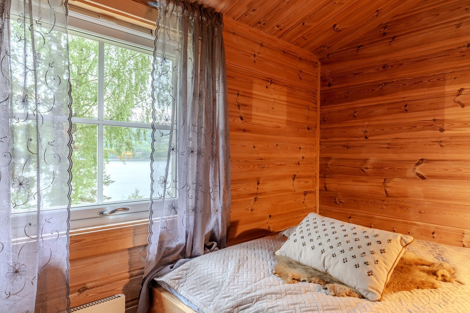 Fra dette soverommet kan du våkne opp til flott utsikt over Randsfjorden. Galleribilde
