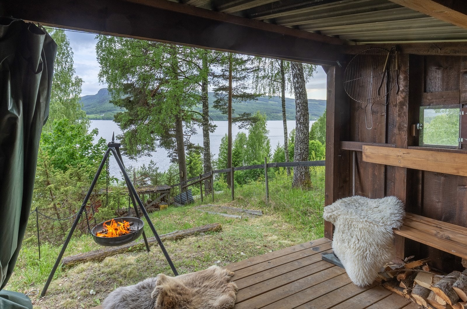 Eiendommen inkluderer en koselig gapahuk som tilfører en rustikk karakter, og med sin beliggenhet øverst på tomten byr den på flott utsikt over Randsfjorden. Galleribilde