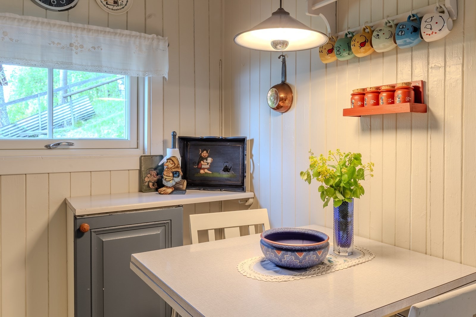 Hyttekjøkken med plass til spisegruppe. Galleribilde