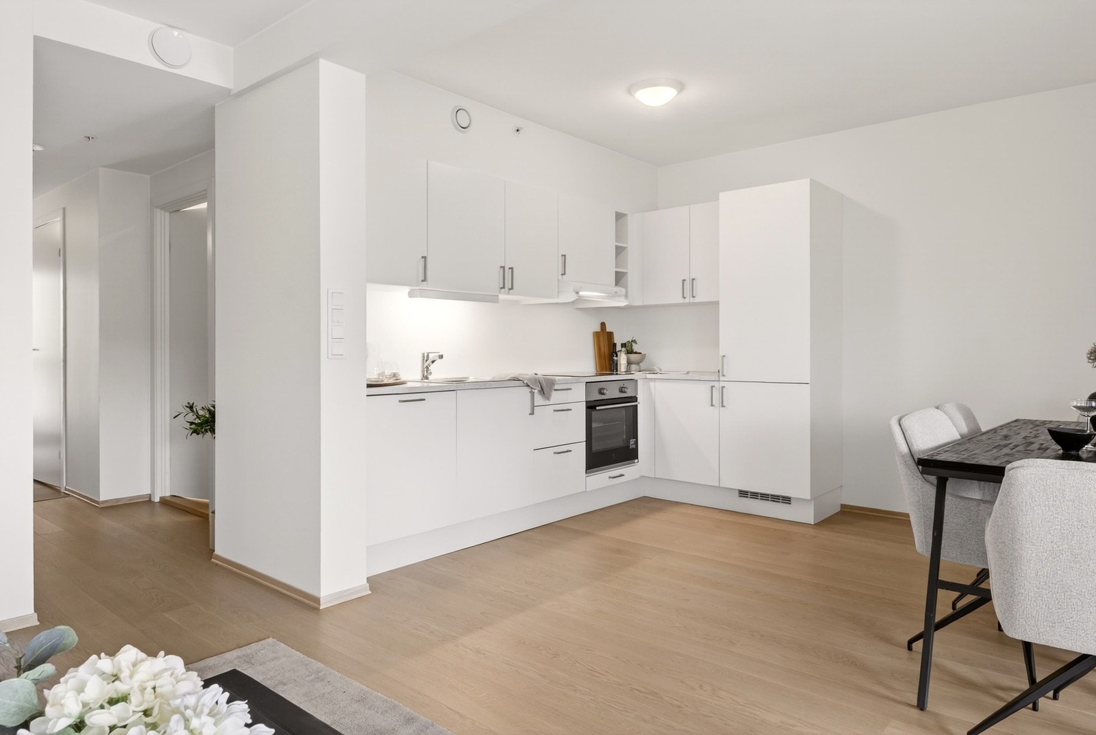 Den åpne plasseringen mot stue og spiseplass skaper en sosial og innbydende atmosfære, hvor familie og gjester naturlig kan samles. Galleribilde