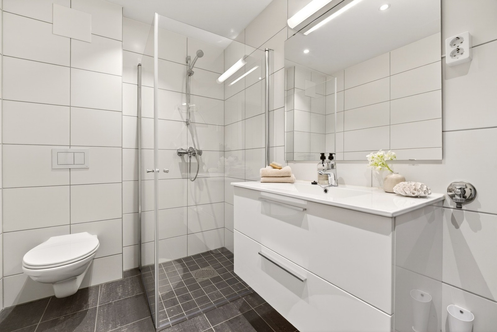 Badet fremstår som moderne, delikat og svært innbydende med en gjennomført materialpalett og stilrene løsninger. Galleribilde