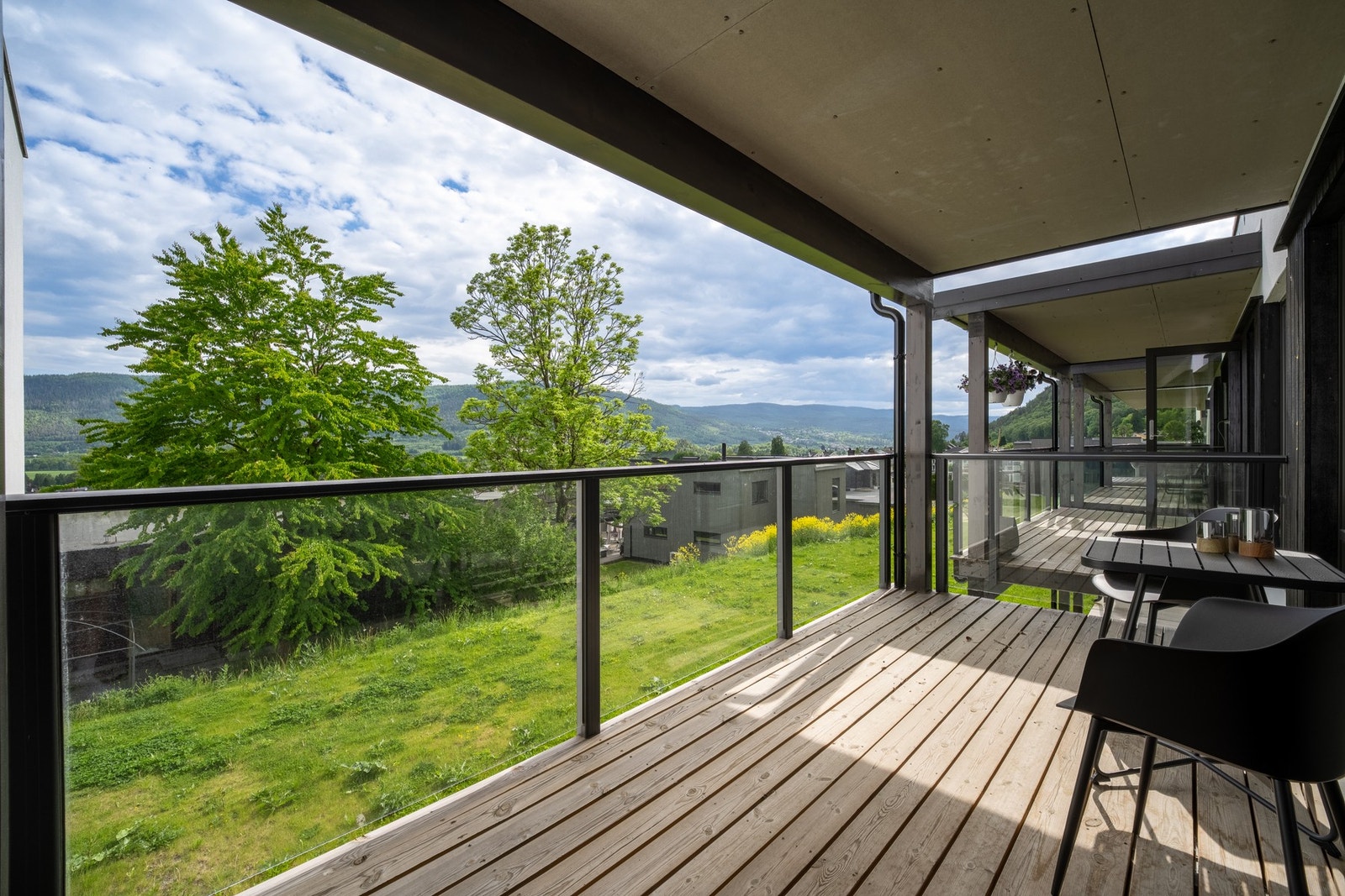Terrassen har god plass til både sittegruppe, grill og beplantning, slik at du enkelt kan skape din egen hyggelige uteoase. Galleribilde