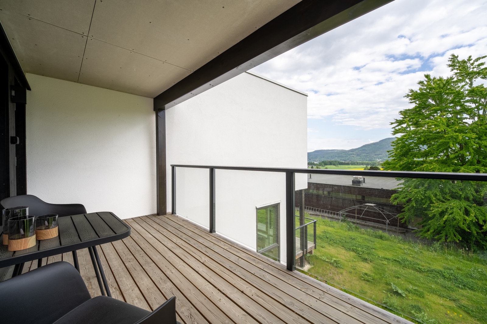 Fra stuen er det utgang til en flott terrasse som fungerer som en naturlig forlengelse av boligens oppholdsareal. Galleribilde