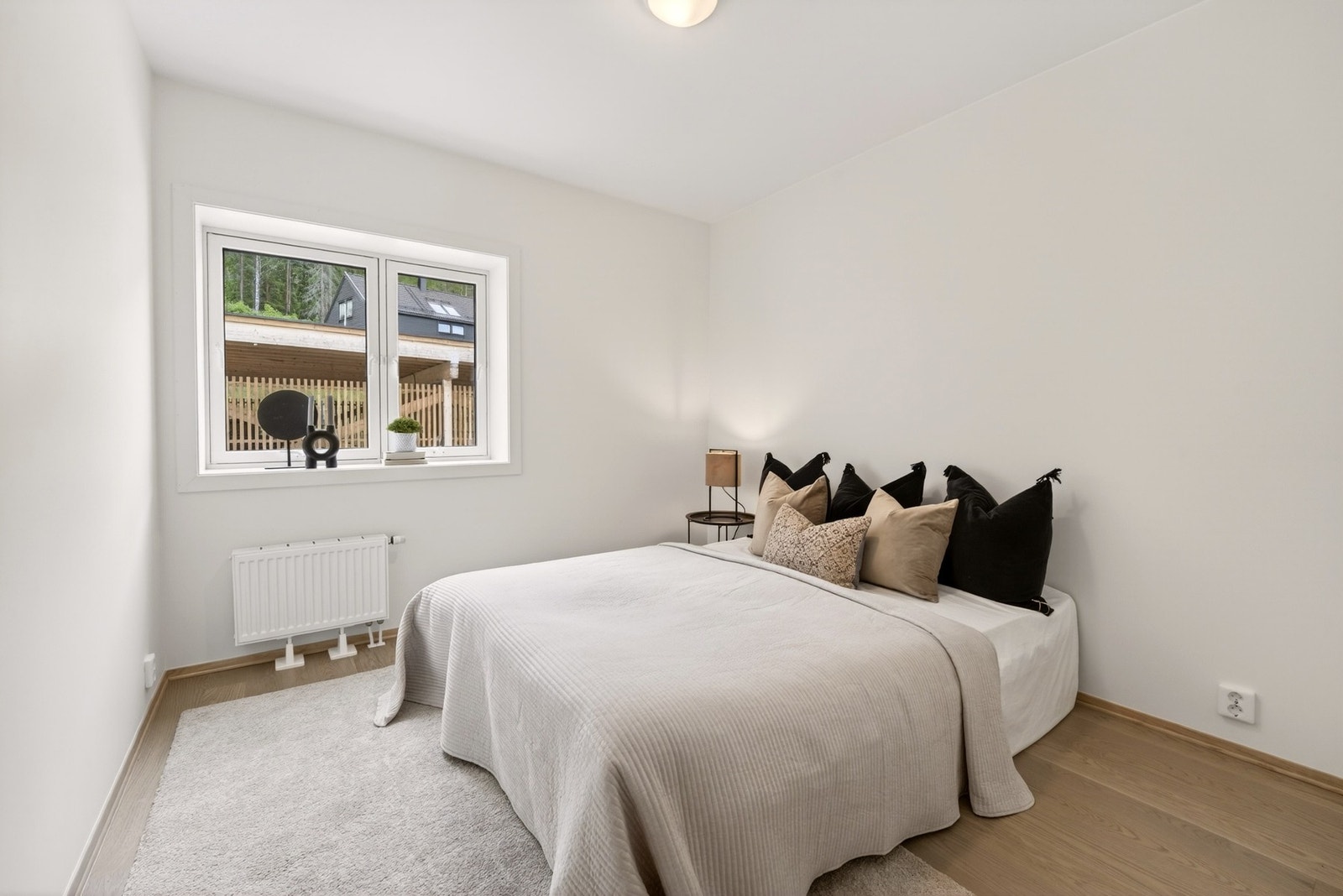 Boligen har to lyse og innbydende soverom som begge fremstår med en moderne standard og gode innredningsmuligheter. Galleribilde