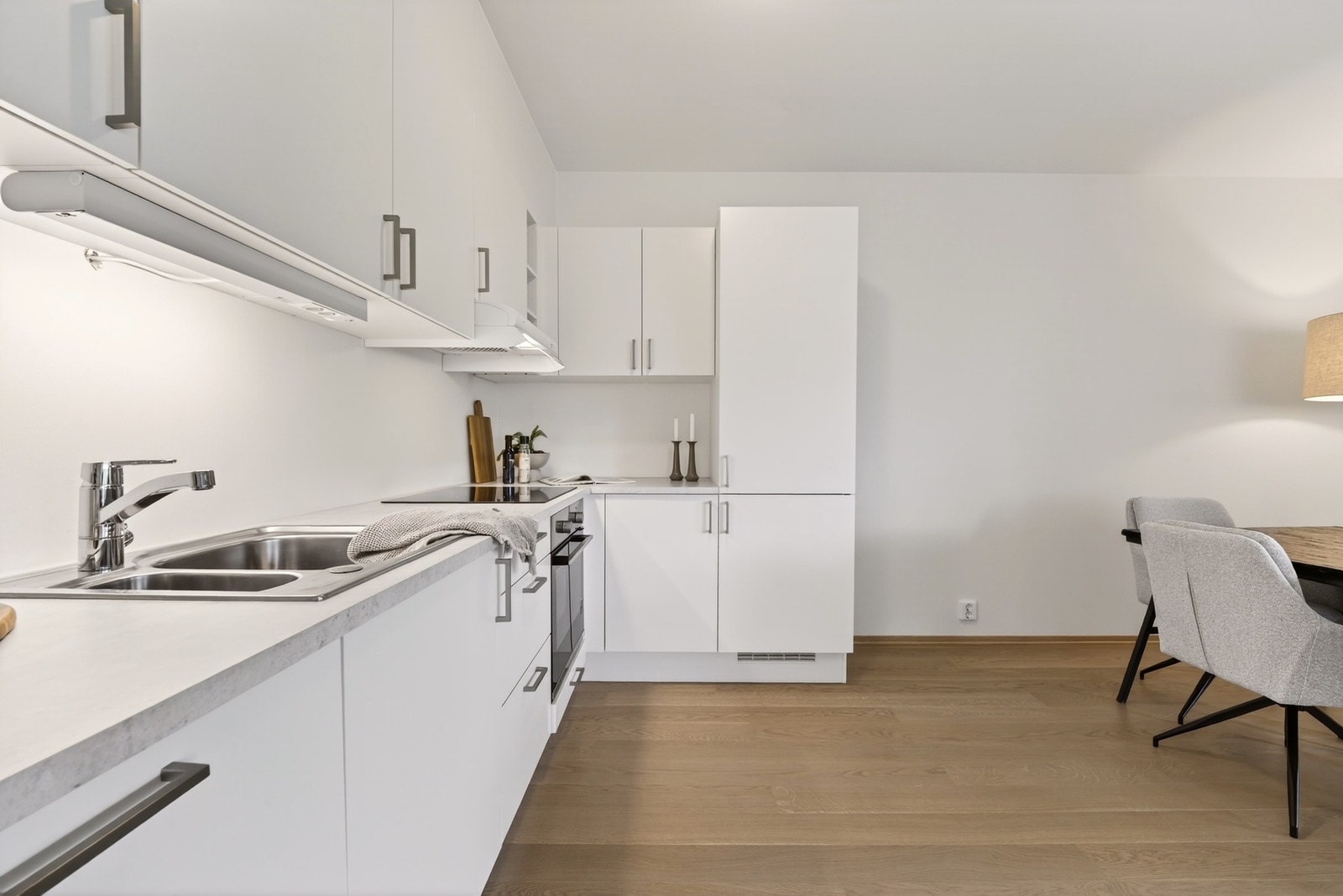De lyse overflatene og den gjennomgående gode standarden gjør at kjøkkenet fremstår både innbydende og lett å vedlikeholde. Galleribilde