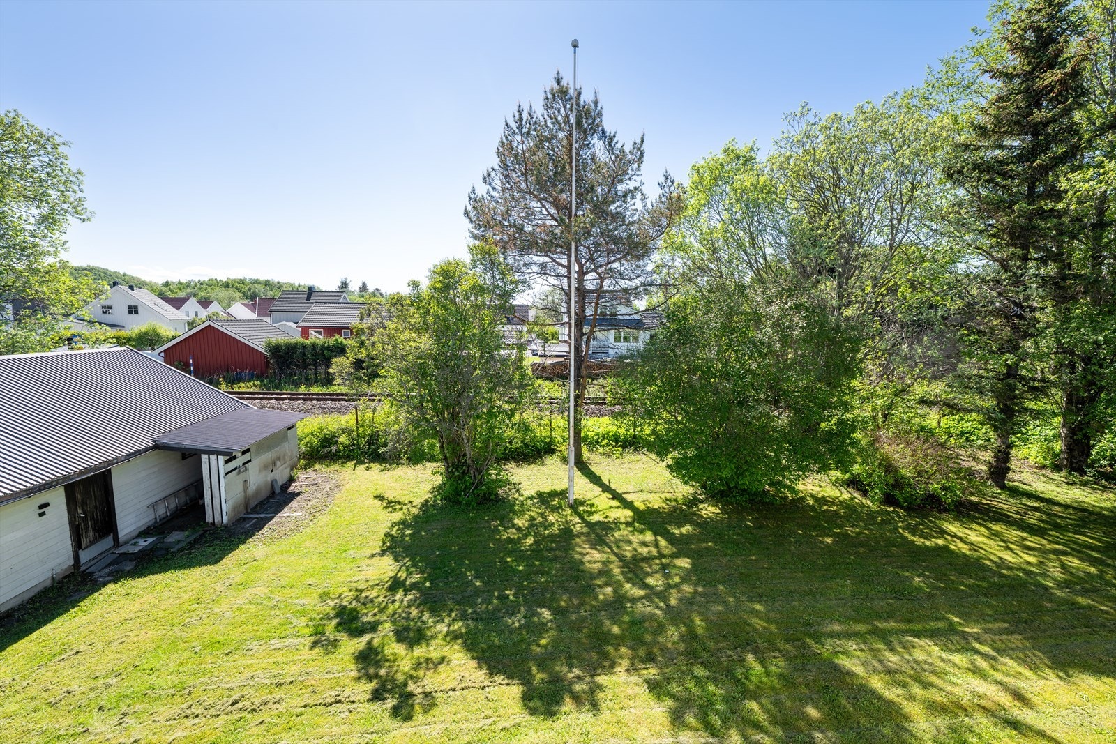 God plass til parkering på egen tomt samt frittstående garasje med lagringsmuligheter. Galleribilde