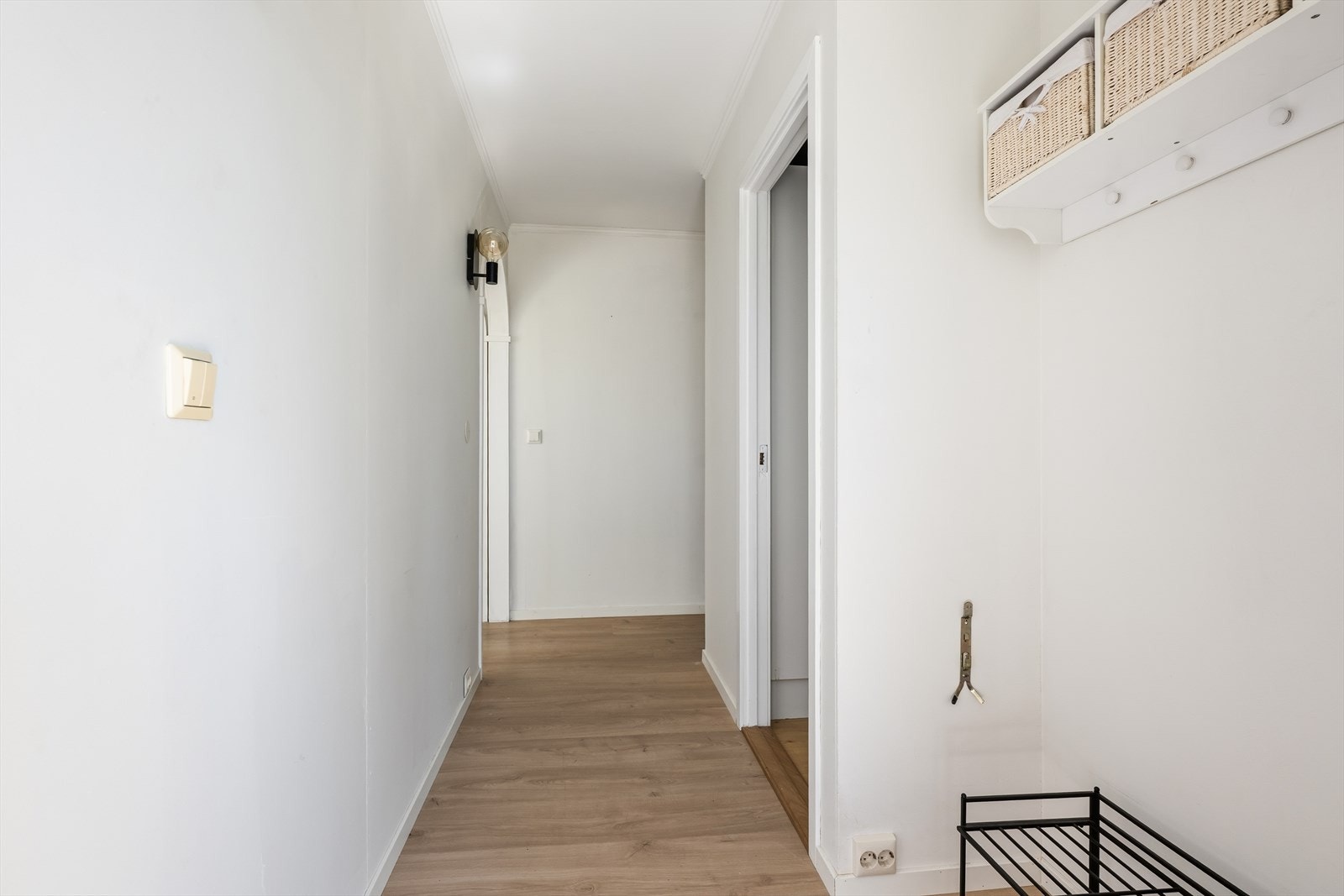 Her kommer vi inn i gangen til den største leiligheten i 1. etg. Galleribilde