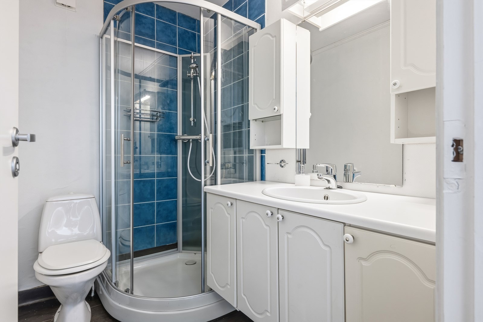 Badet er delvis pusset opp i 2022.Det ble da fjernet gamle fliser på gulv, lagt heldekkende belegg samt glassfibertapet på vegger, senere malt. Galleribilde
