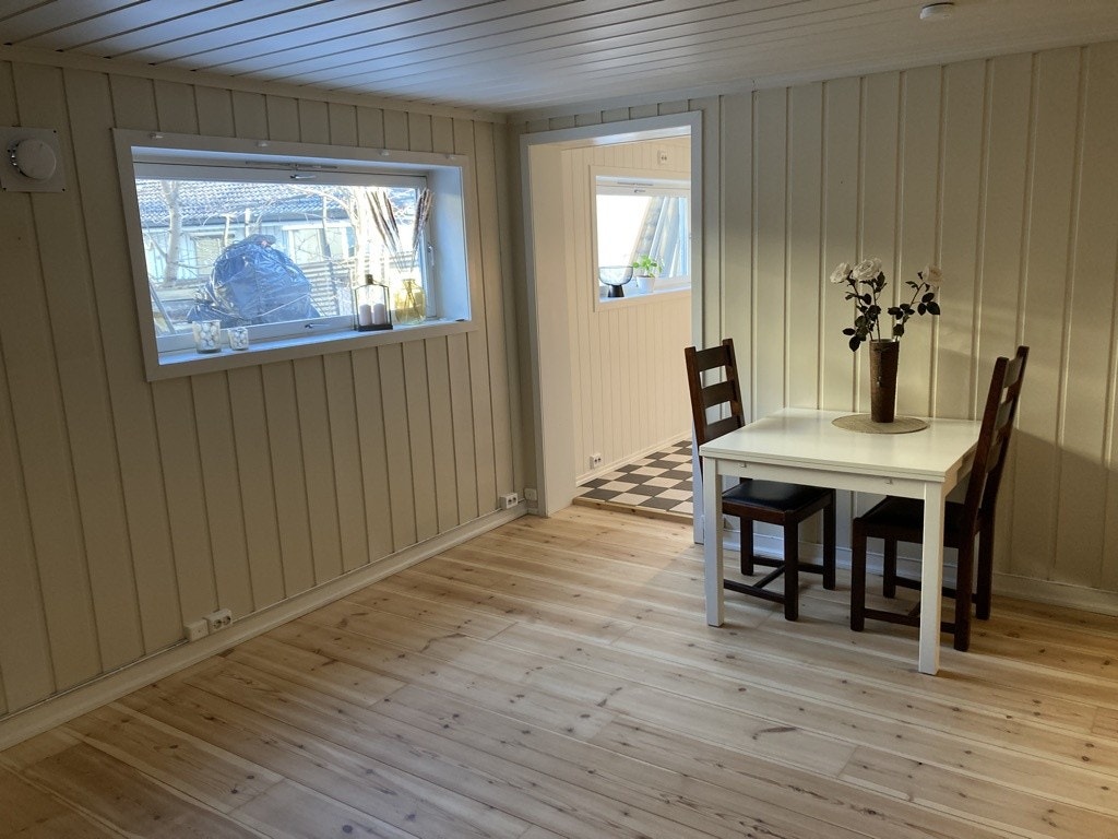 Stuen mot kjøkken og spiseplass. Galleribilde