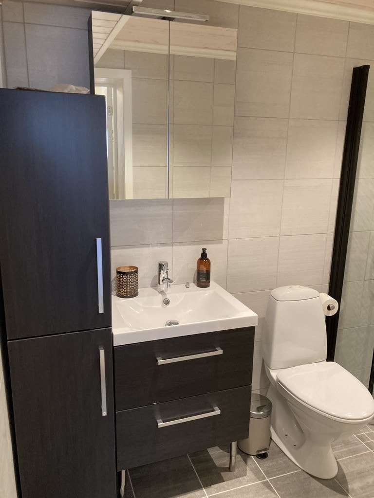 Stort og fint bad med god plass til oppbevaring. Galleribilde
