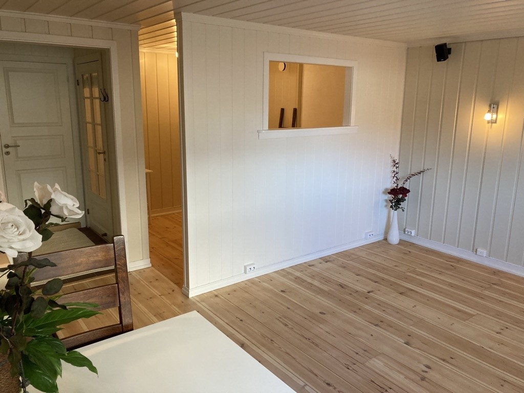 Stor stue med lettvegg mot sovealkove. Galleribilde