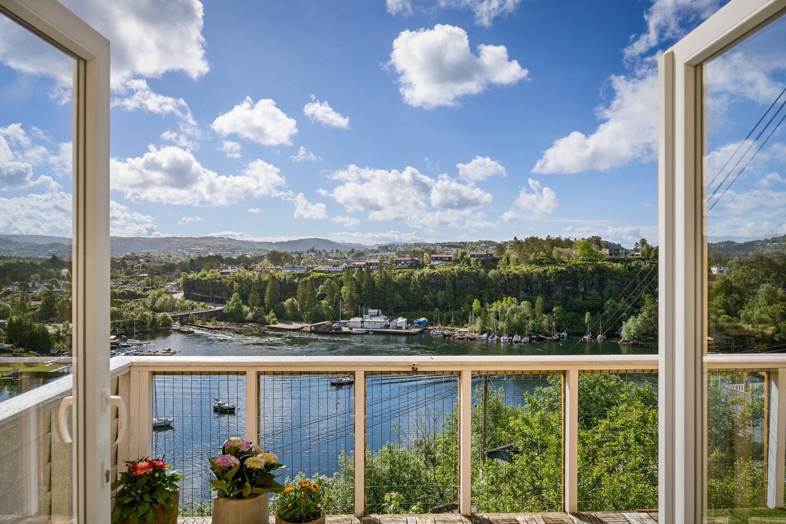 Fra stuen er det direkte utgang til en herlig terrasse på 24 kvadratmeter Galleribilde