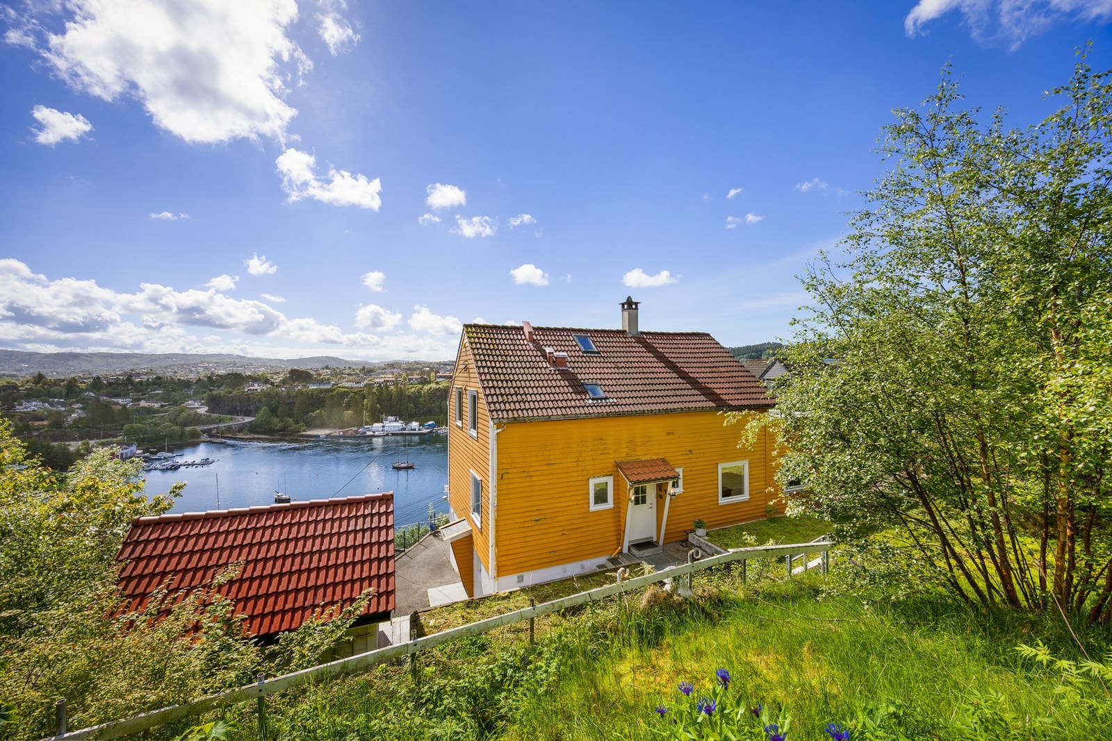 Fra baksiden av huset har man inngang til 2. og 3. etasje Galleribilde