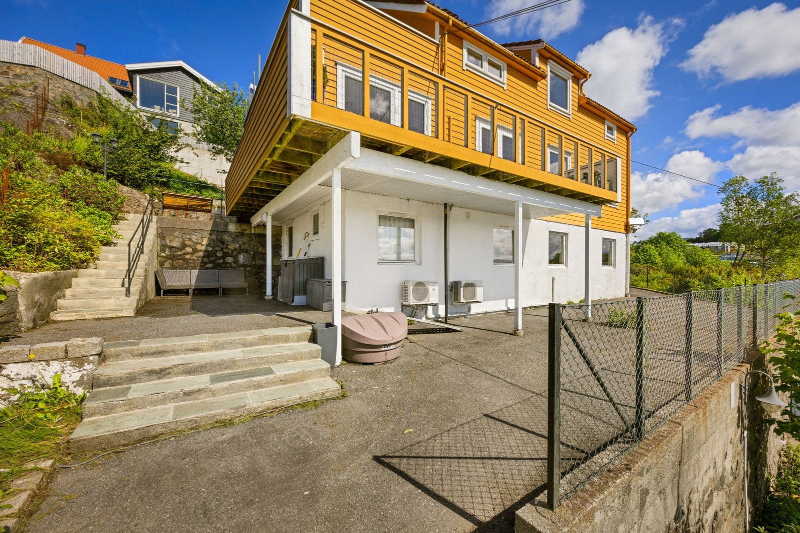 Leiligheten i første etasje har inngang fra siden av huset Galleribilde