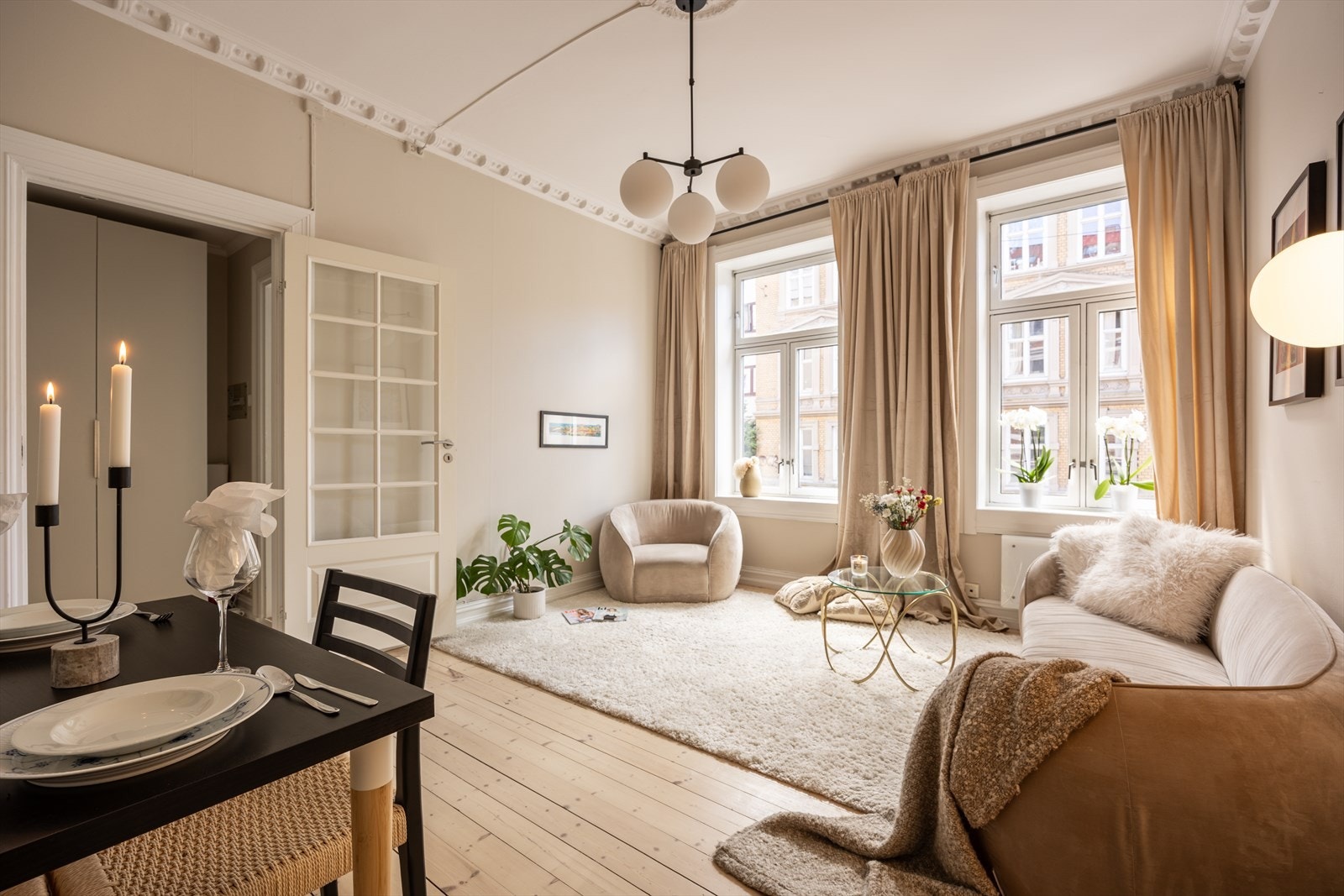 Stuen har klassiske detaljer, god takhøyde og plass til både sofa- og spiseavdeling Galleribilde