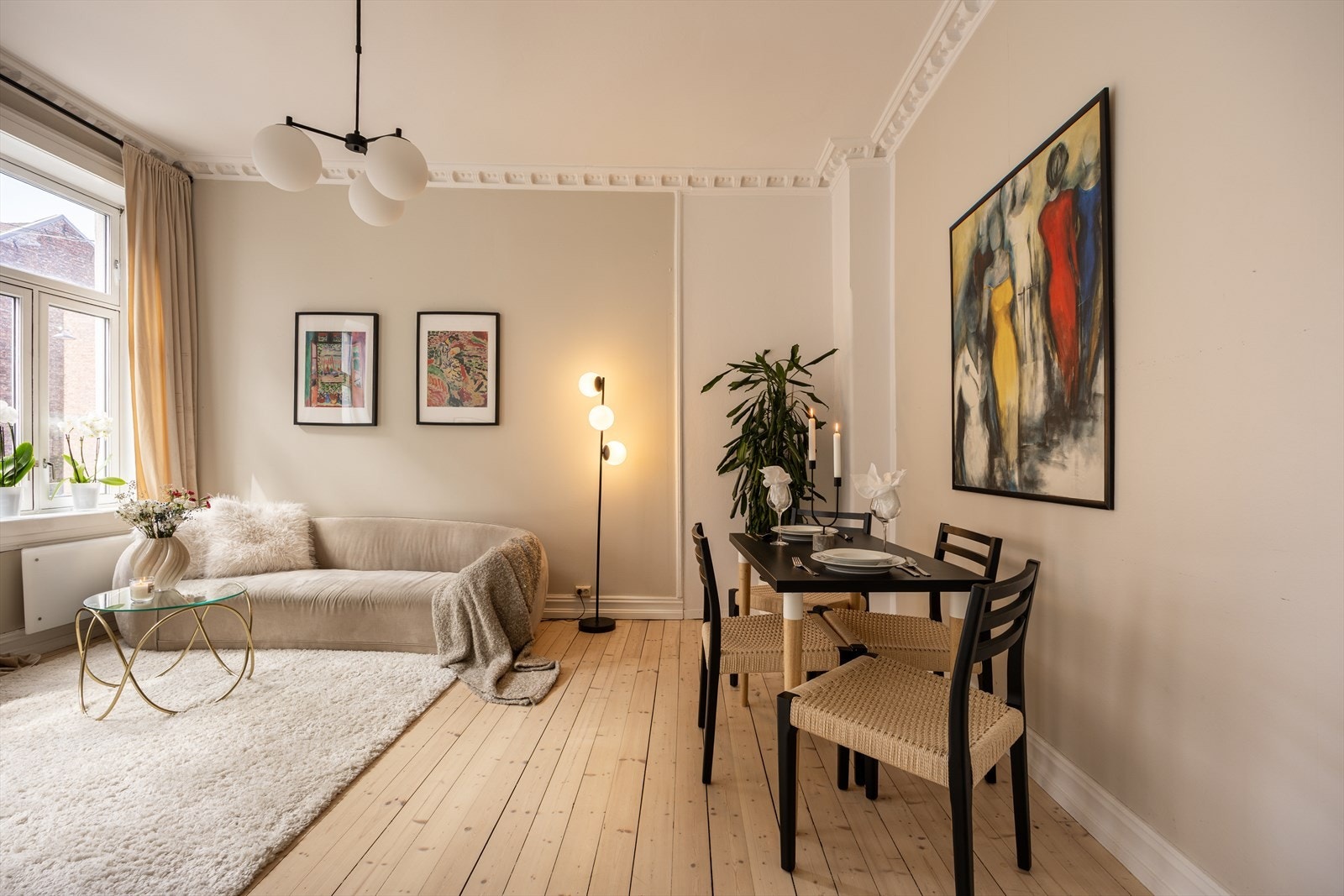 Stue med naturlig plassering av spisebord ved vinduene Galleribilde