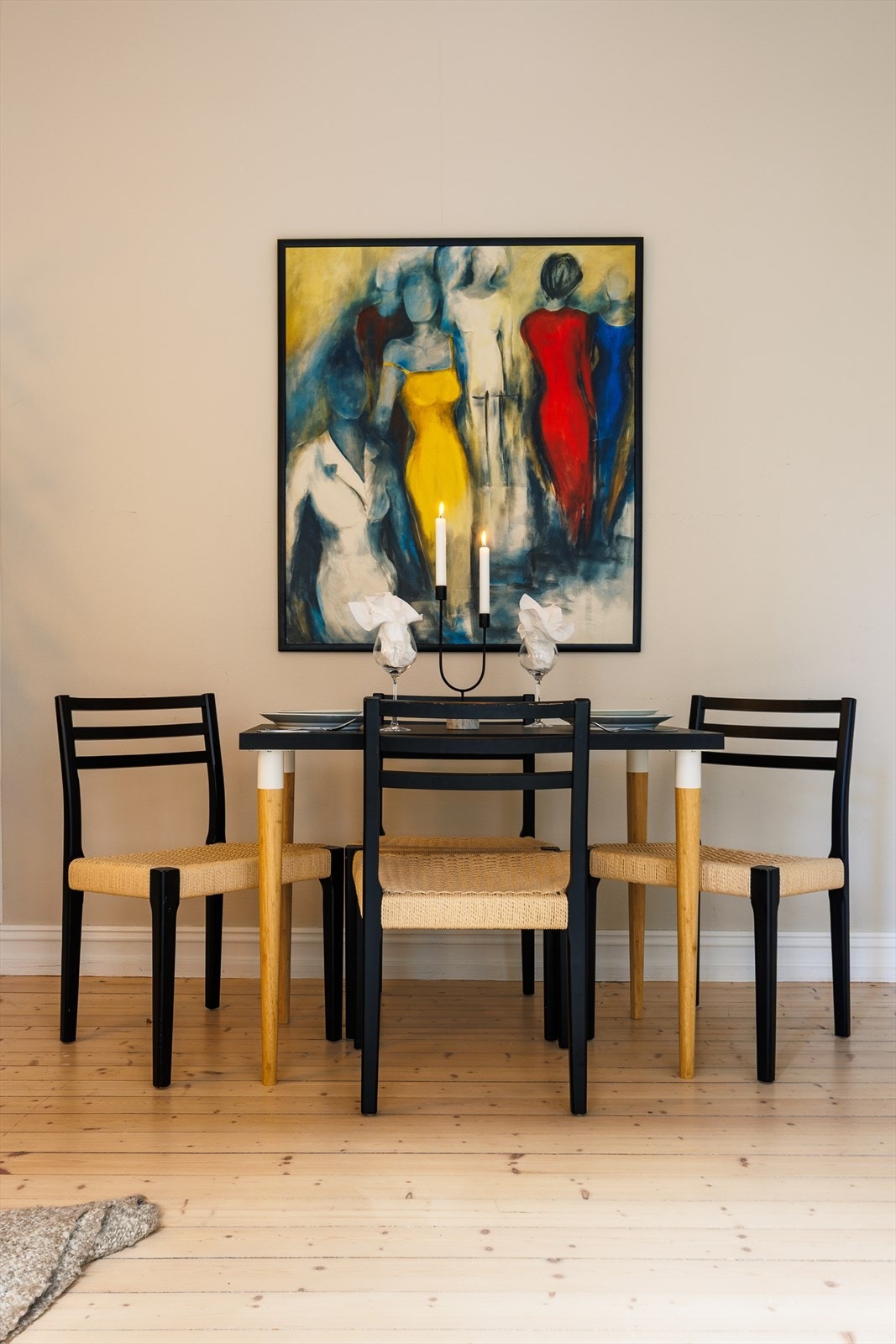 Spiseplass med veggplass til kunst, hyller eller annen oppbevaring Galleribilde