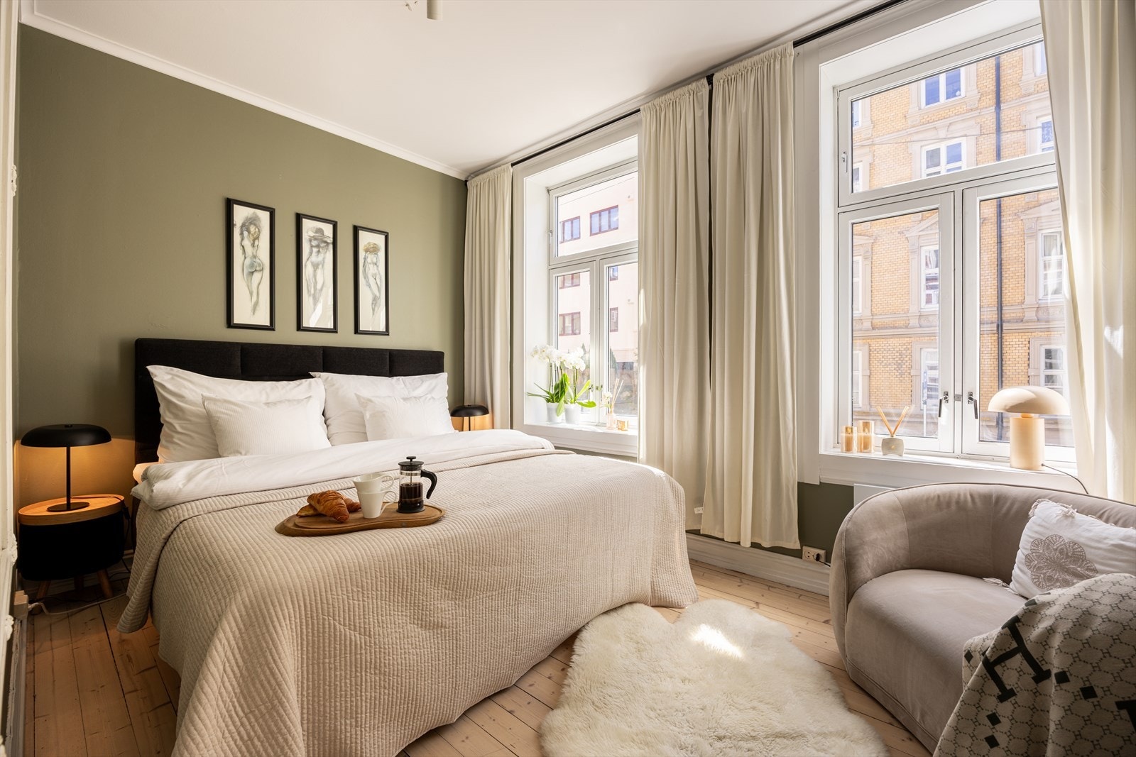 Rommet har to gode vinduer som slipper inn rikelig med naturlig lys Galleribilde