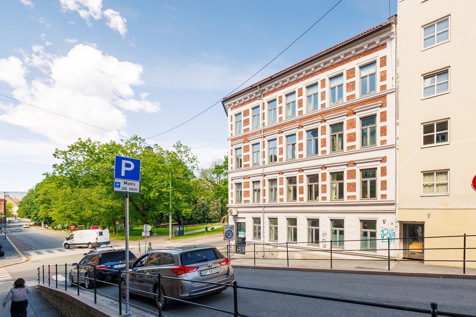 Nærområdet har urban bygårdsbebyggelse og parkeringsmuligheter i gaten Galleribilde