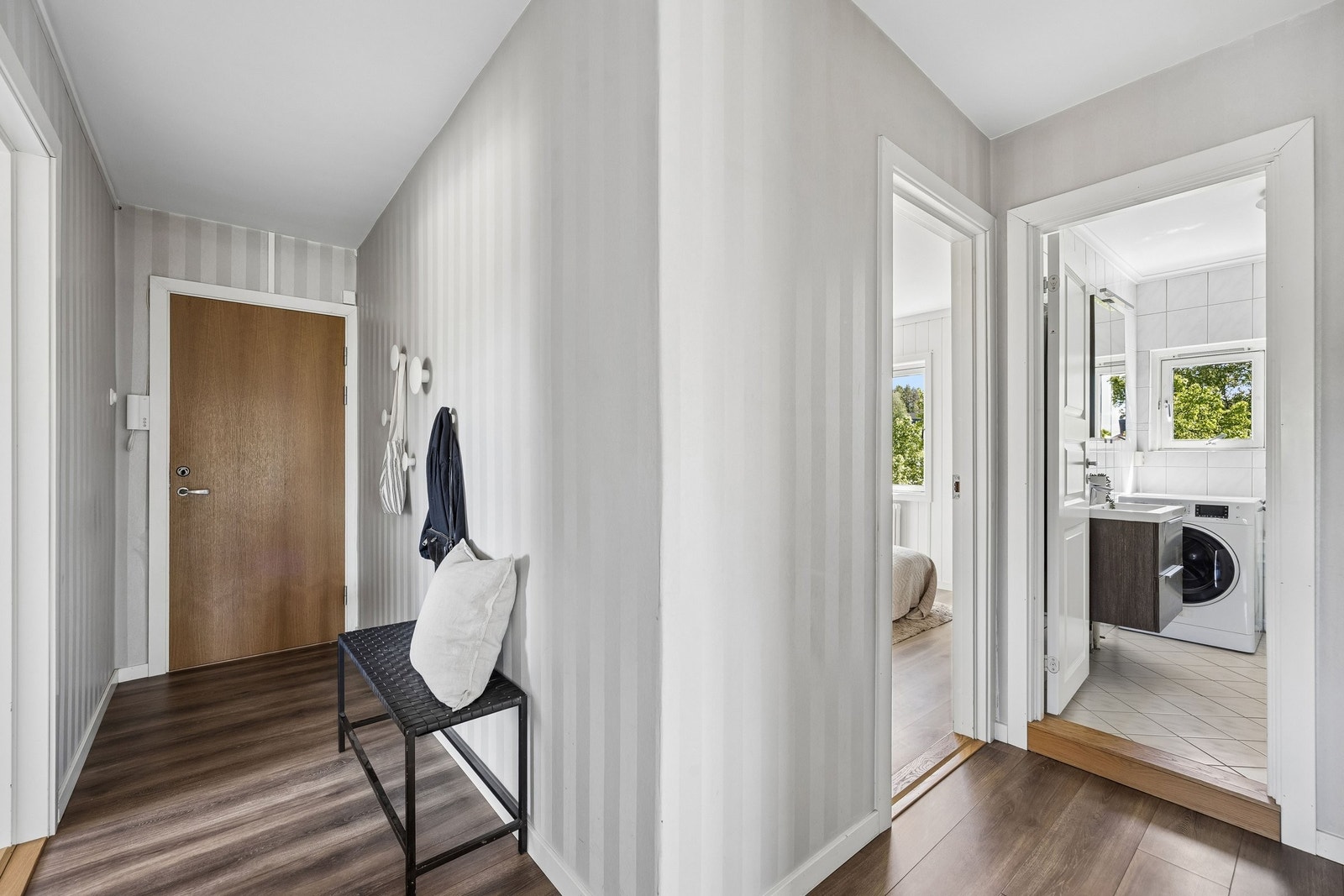 Fin gang med skyvedørs-garderobe inn mot badet Galleribilde
