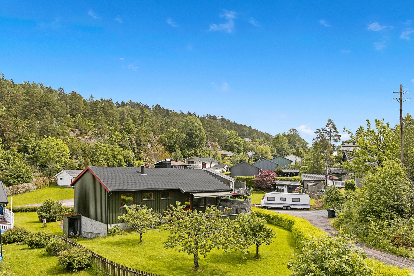 Tomten er romslig med stor plen Galleribilde