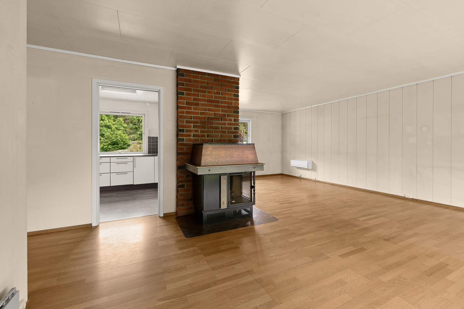 Kombinert ved-/ og peisovn i stuen Galleribilde