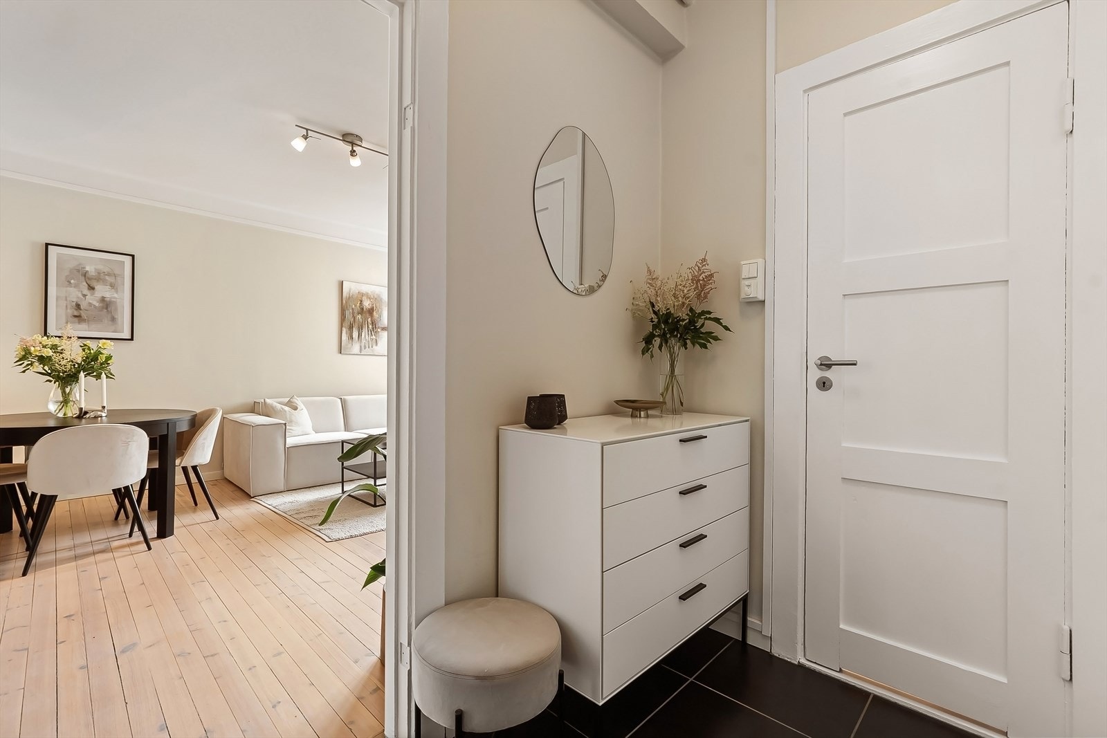 Lys og innbydende entré med god plass til kommode og øvrig møblement. Galleribilde