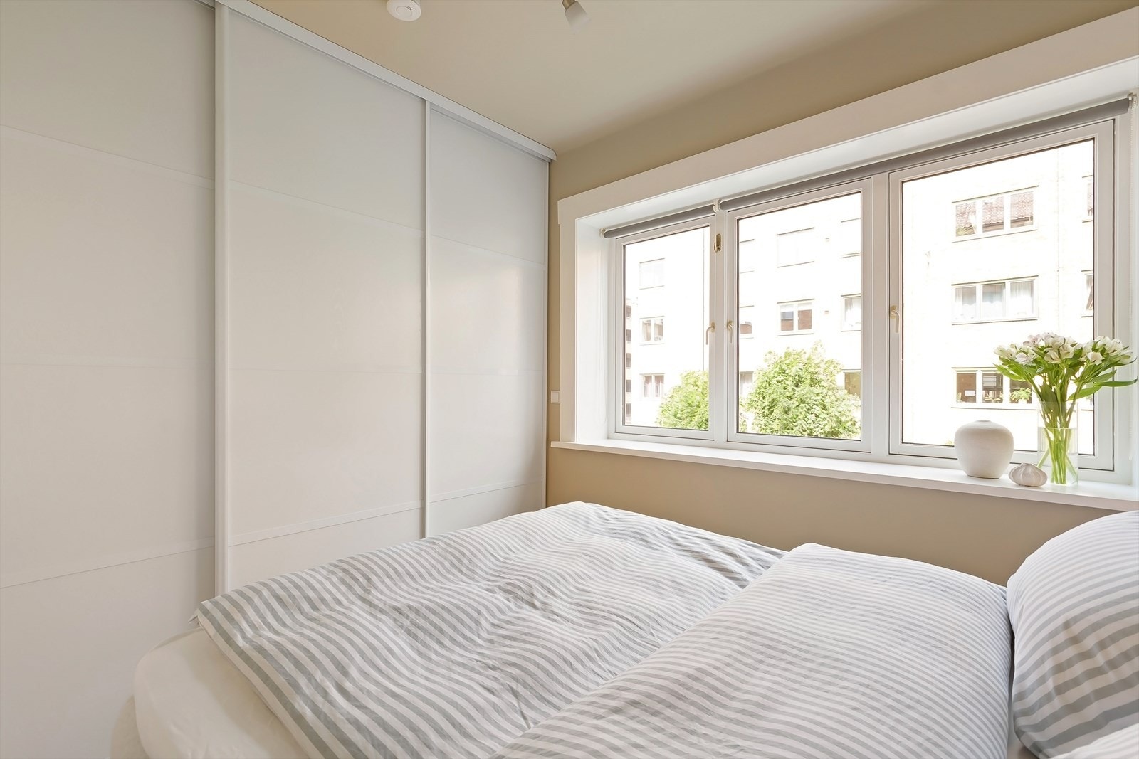 Her er det god plass til dobbeltseng, nattbord samt god plass i tilhørende skyvedørsgarderobe. Galleribilde