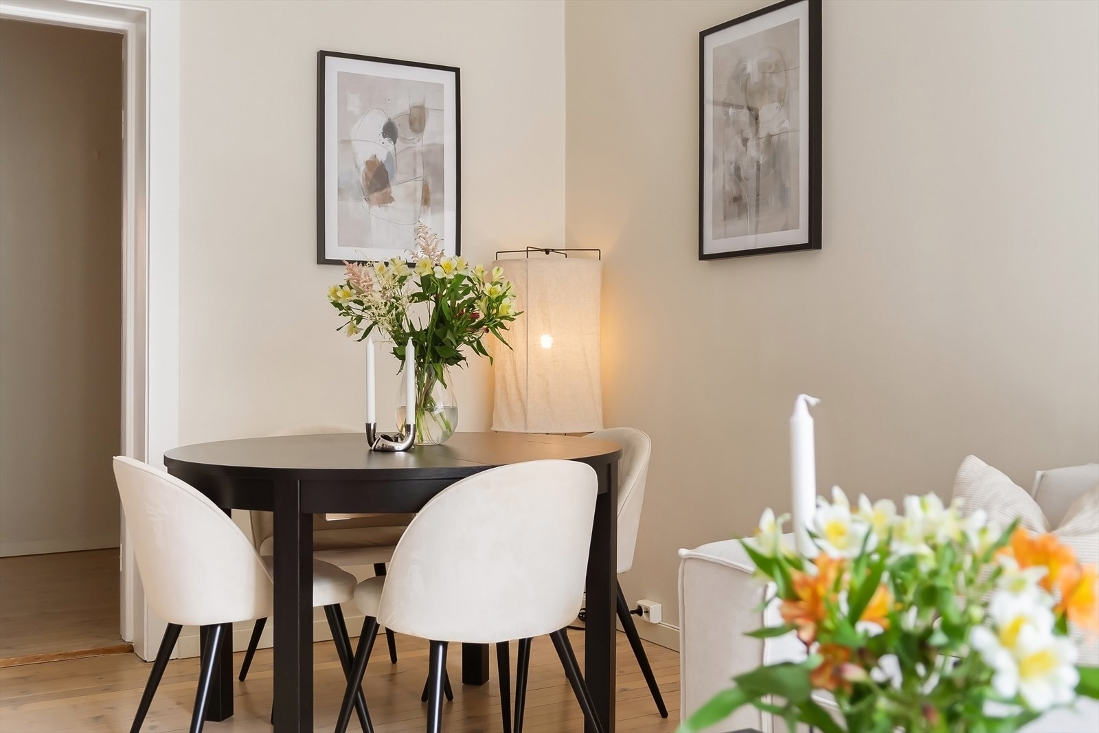 Det er god plass til spisebord i stuen. Galleribilde