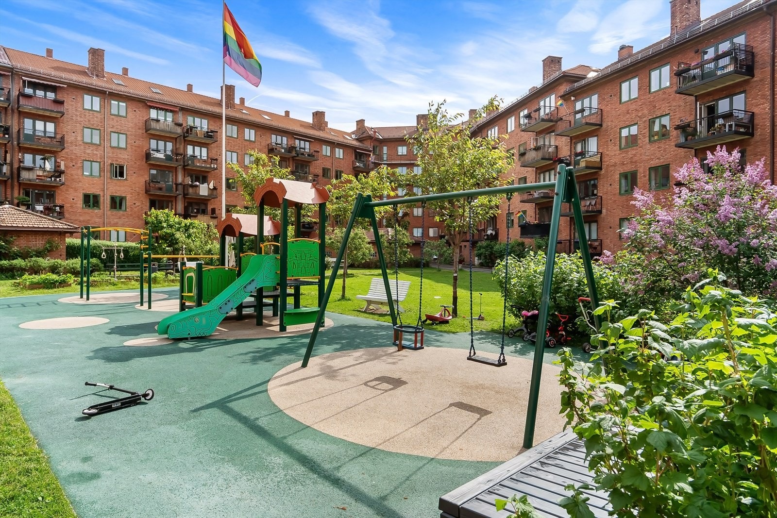 Flotte uteområder med lekeplass for barna. Galleribilde