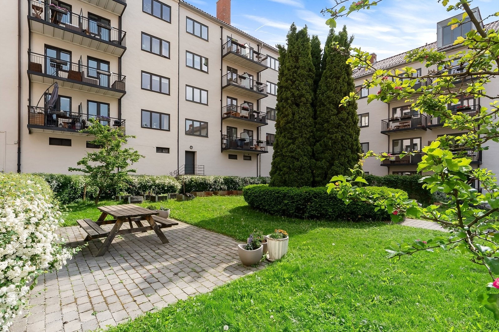 Meget idyllisk gårdsrom med grøntområder og sitteplasser. Galleribilde