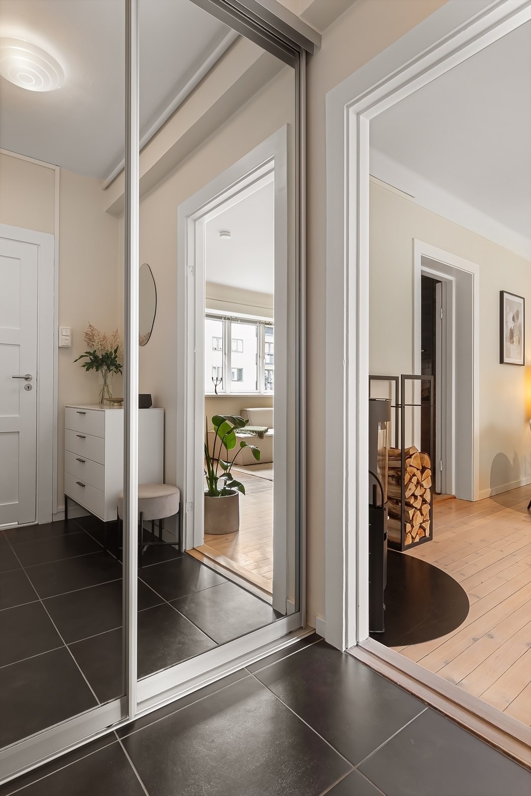 Praktisk skyvedørsgarderobe med god plass til ytterklær og sko. Galleribilde