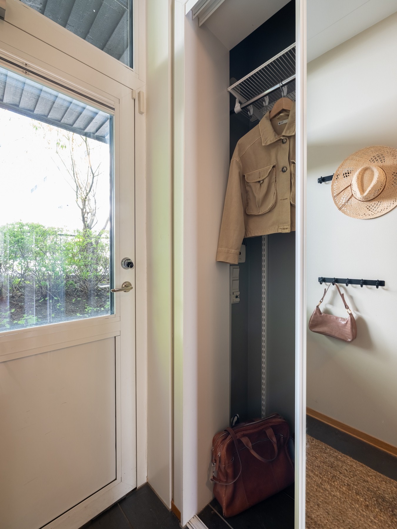 Entréen har en romslig plassbygget skyvedørsgarderobe som gir godt med plass for yttertøy og sko. Av ekstern lagring medfølger det en bod på 5 kvm. Galleribilde