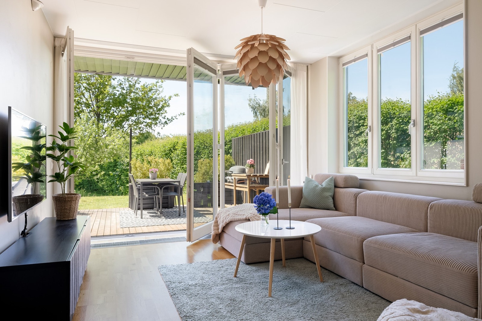 Fra stuen er det utgang til boligens herlige uteplass. Galleribilde