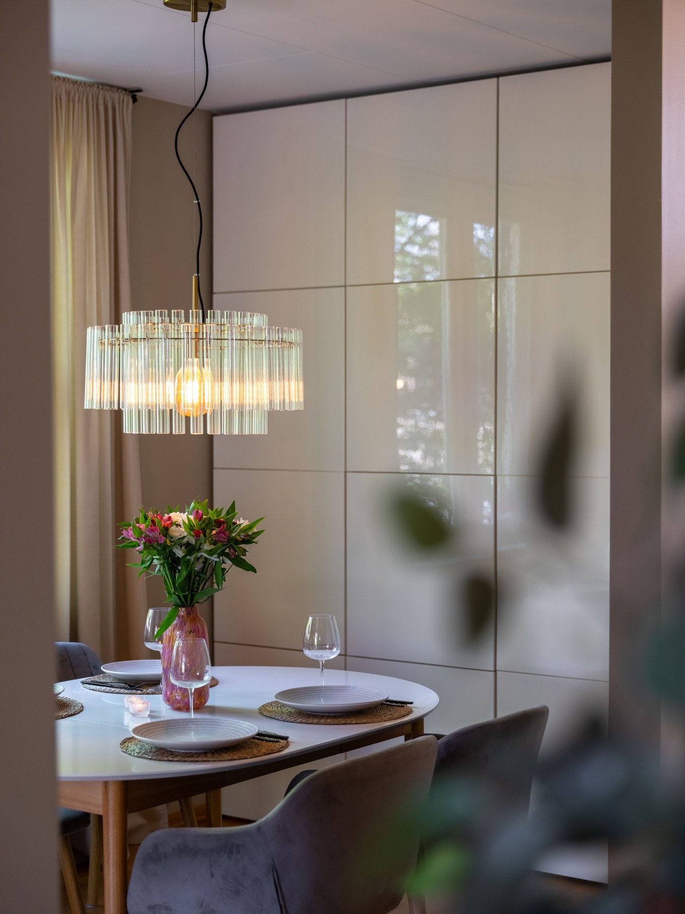 Inviter til hyggelige sammenkomster og gode middager. Galleribilde