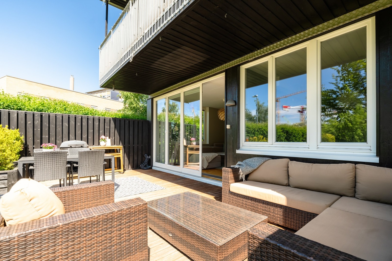 Den sydvestvendte plasseringen byr på gode solforhold på sommeren med sol fra ca. 11:00 til 20:00 i følge selger. Galleribilde