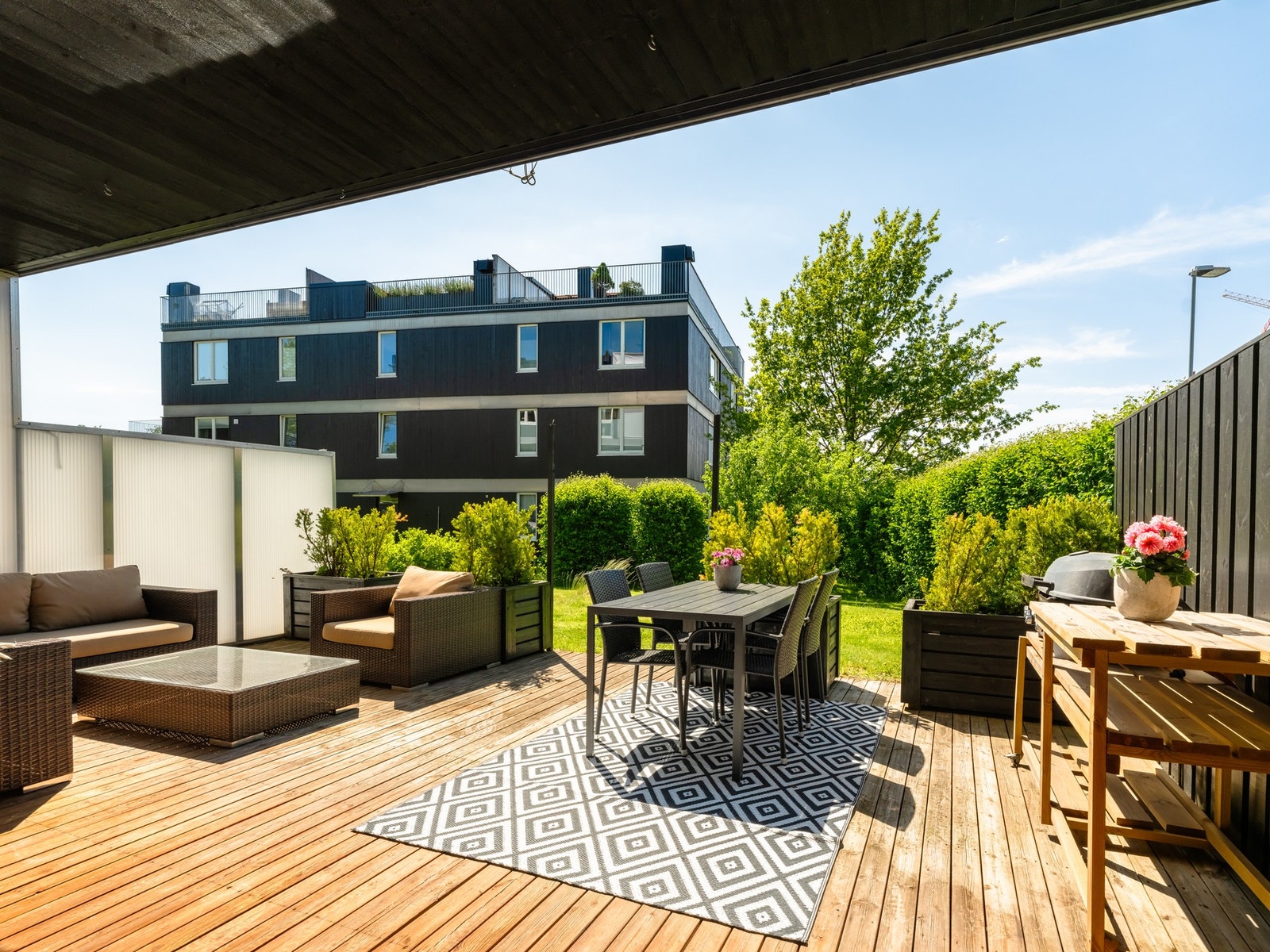 Uteplassen er på hele 27 kvm og gir med det godt med boltreplass. Galleribilde