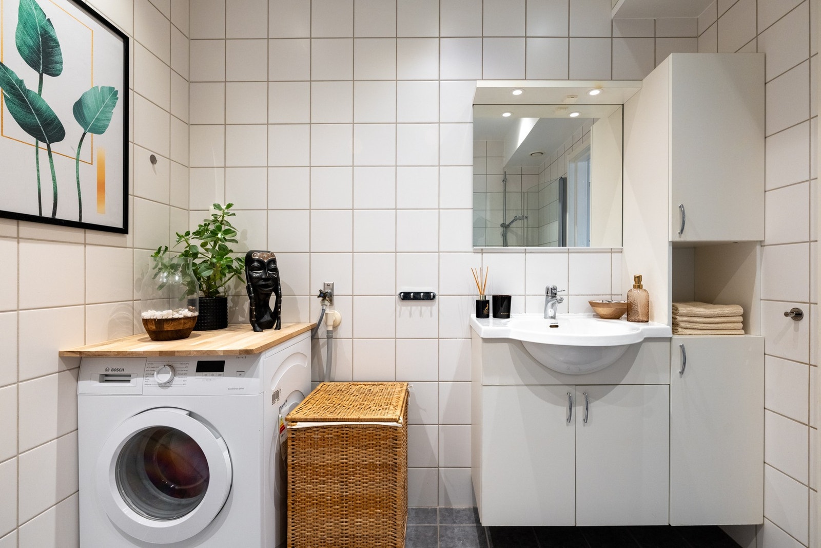 Baderommet er innredet med servantinnredning, speil, veggskap og vegghengt toalett. Galleribilde
