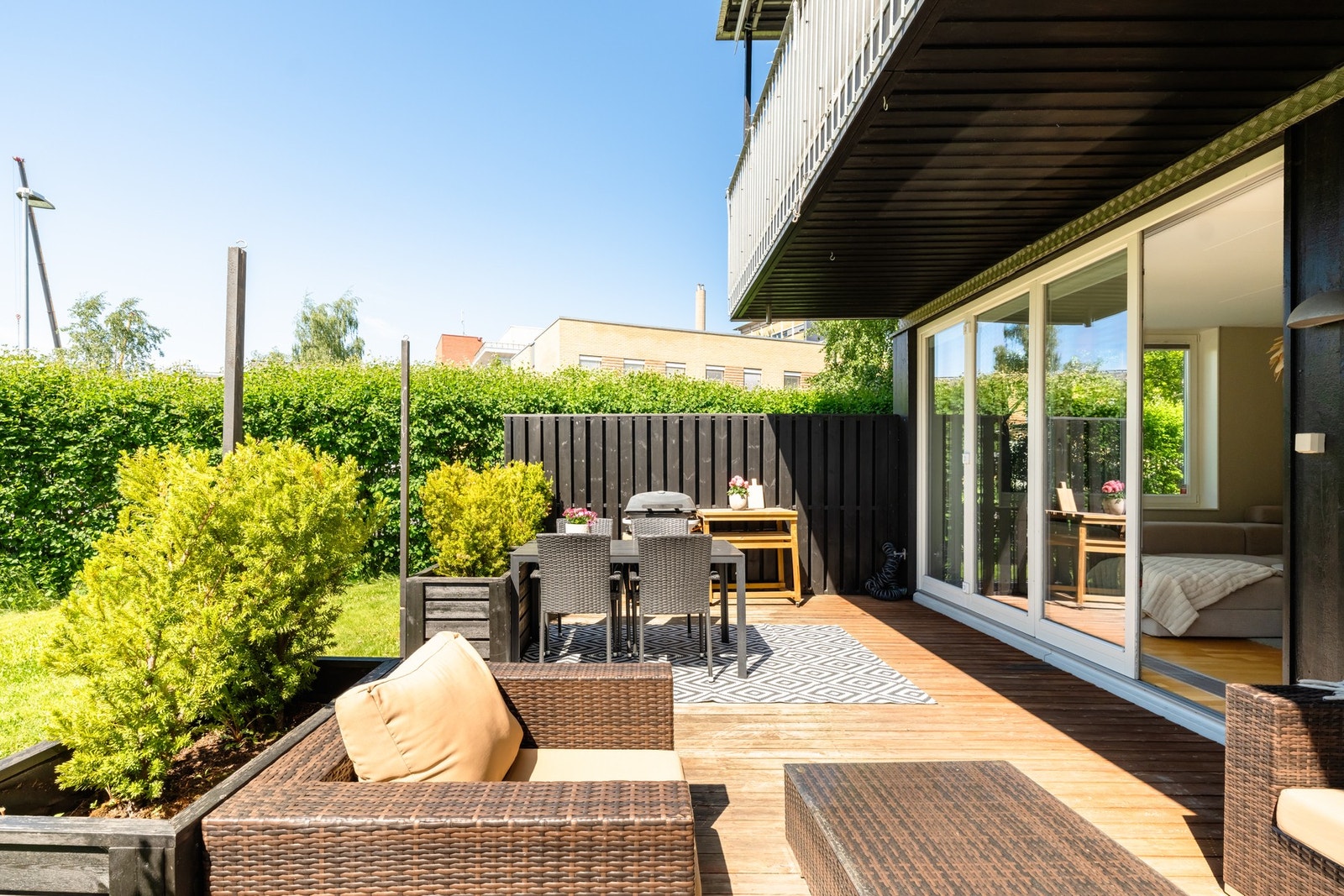 God plass til både loungemøblement, spisebord, grill og beplantning. Galleribilde