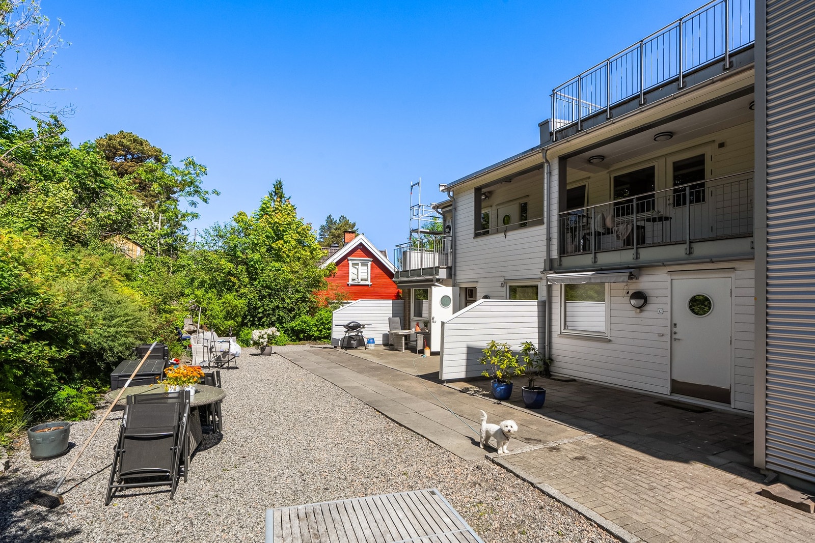 Baksiden av fasaden ligger fint til med grøntområder. Galleribilde